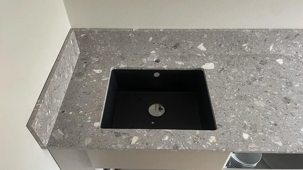 Köksbänkskiva i matt Terrazzo Fior Di Pesco med svart ho och uppvikt sidostänkkant i Malmö.