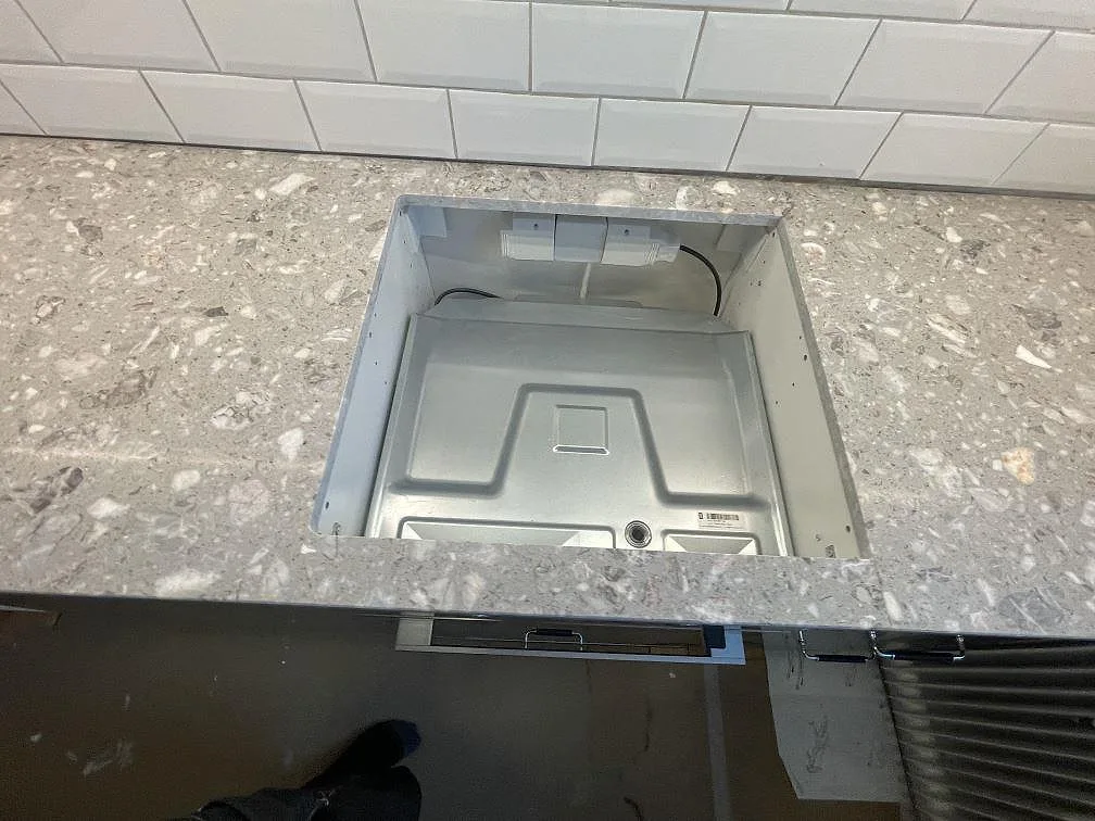 Detalj av hällöppning i en matt köksbänkskiva av Terrazzo Fior Di Pesco i ett kök i Stockholm.
