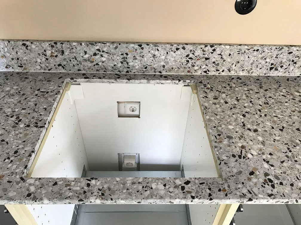 Urtagning i terrazzobänkskiva i Terrazzo GV för installation i ett kök i Göteborg, sett ovanifrån.