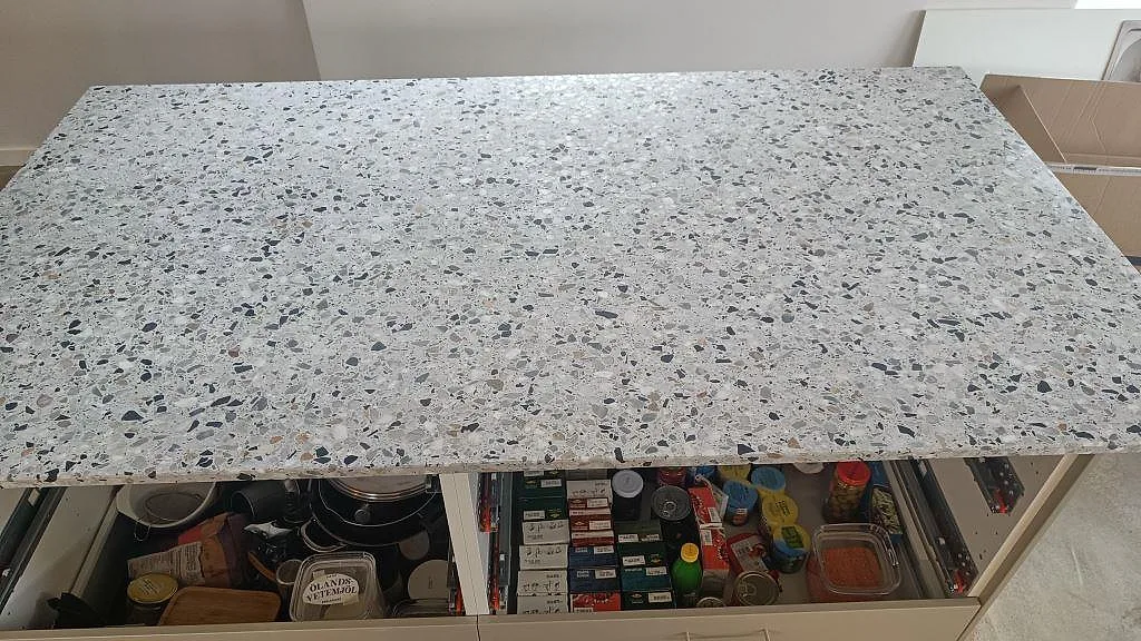 Köksö i Terrazzo GV, Matt, sedd ovanifrån med öppna lådor och terrazzo som huvudyta i Malmö.