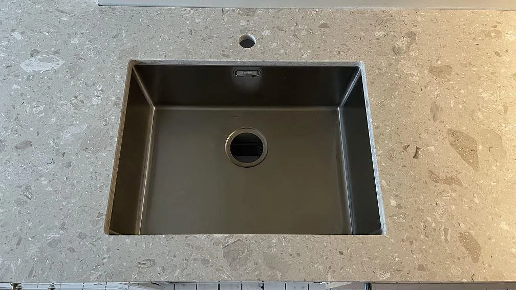 Underlimmad rostfri diskho i matt Terrazzo Perlato Royal köksbänkskiva med synligt pale aggregat i Göteborg.