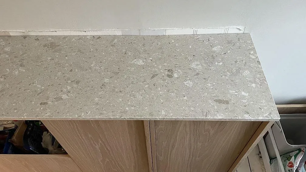 Ovanvy av matt Terrazzo Perlato Royal köksbänkskiva med tydligt terrazzomönster i Göteborg.