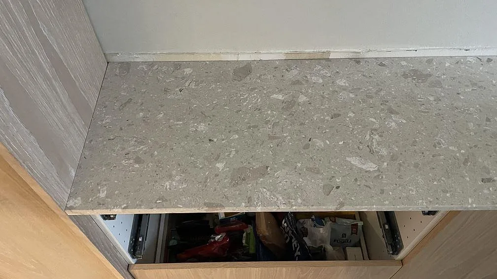 Köksbänkskiva i Terrazzo Perlato Royal över öppna stommar under montering i ett kök i Göteborg.