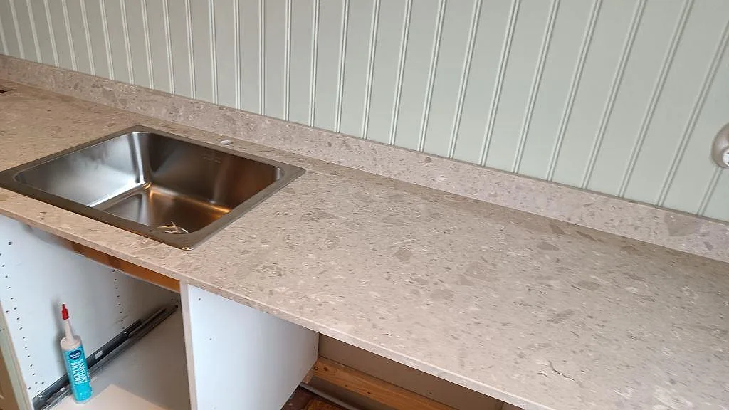 Matt Terrazzo Perlato Royal som köksbänkskiva med rostfri diskho, stänkkant och öppen köksstomme i Göteborg.