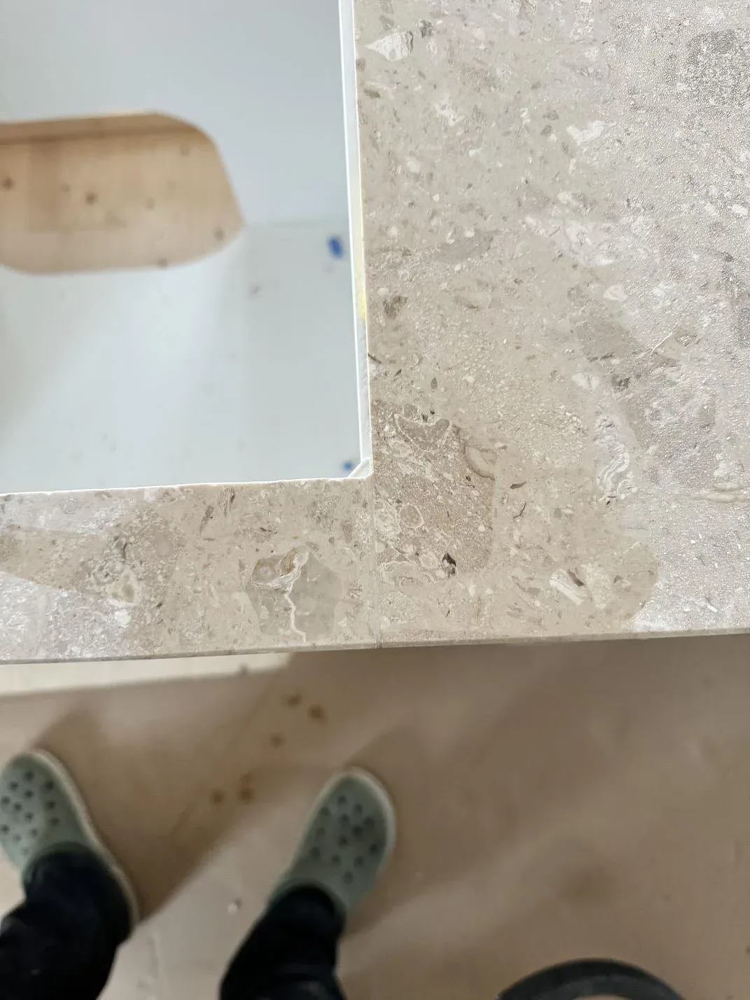Närbild av urtag och skarv i matt Terrazzo Perlato Royal på köksbänkskiva i Hindås.