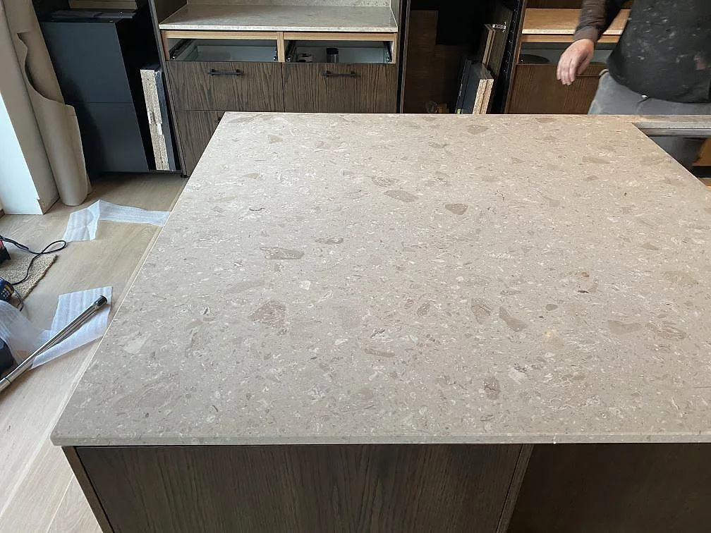 Stor köksö i Terrazzo Perlato Royal sedd ovanifrån med matt yta och tydlig terrazzoådring i Höllviken.