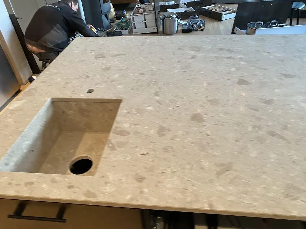 Köksö i Terrazzo Perlato Royal sedd ovanifrån med urtag för underlimmad diskho och blandare, matt yta, i Höllviken.