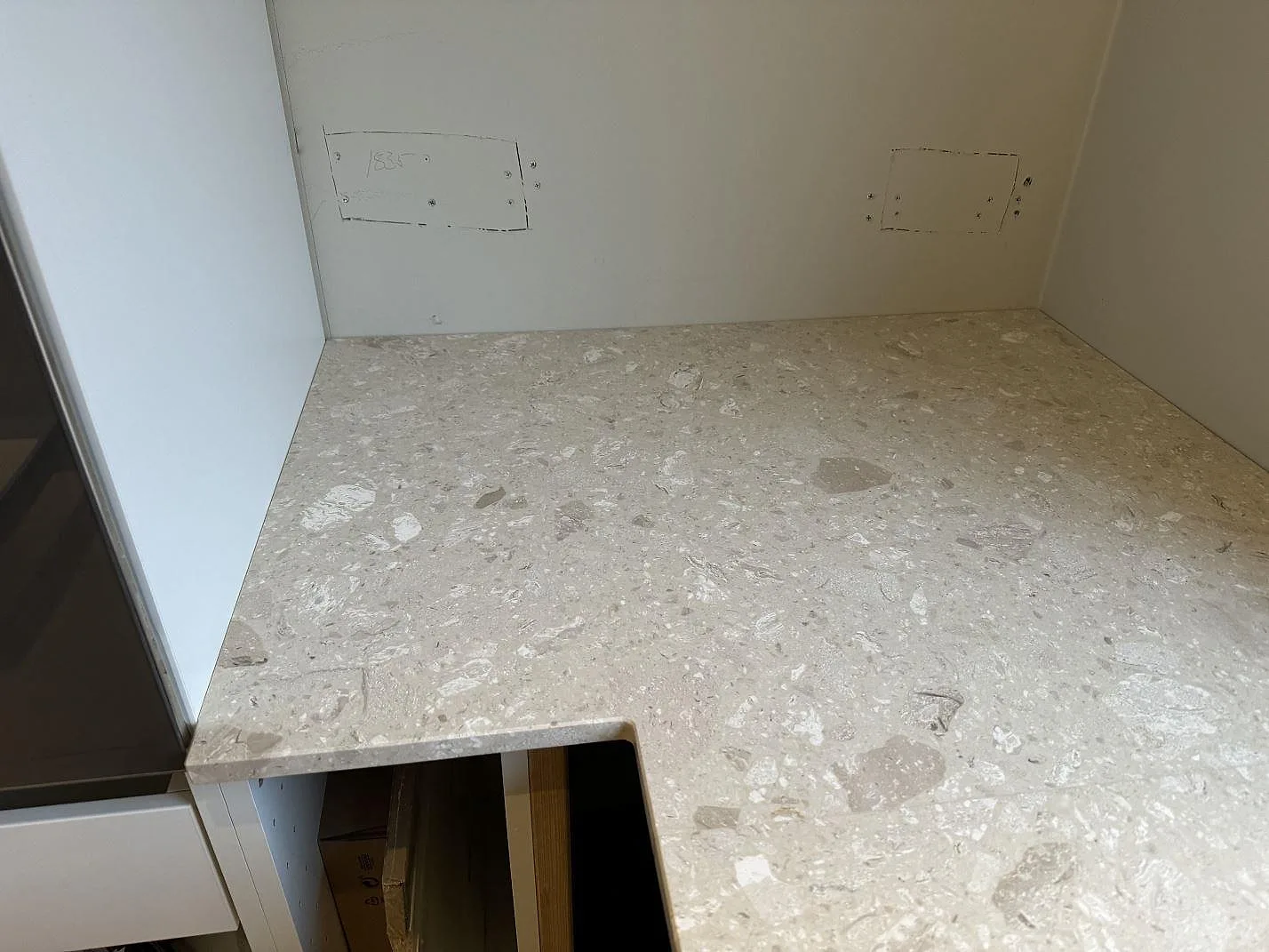 Installerad köksbänkskiva i matt Terrazzo Perlato Royal med ljus terrazzo yta och öppna stommar i Höllviken.