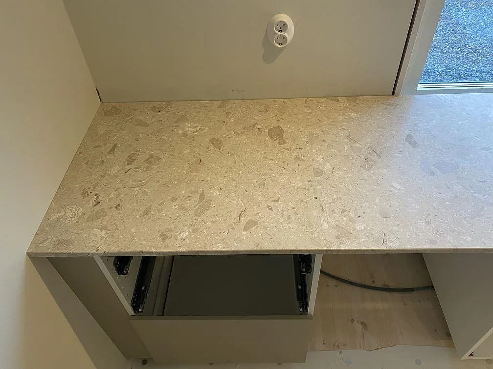 Rak bänkskiva i matt Terrazzo Perlato Royal över öppna köksstommar i Kungsbacka.