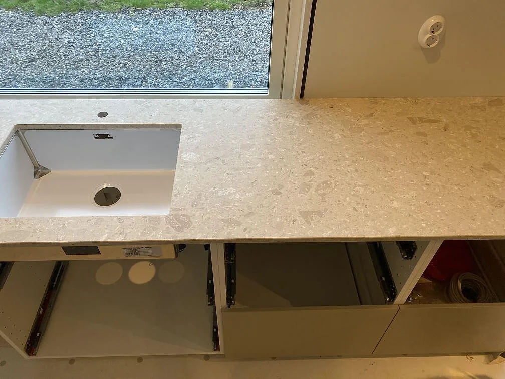 Köksbänkskiva i Terrazzo Perlato Royal med underlimmad diskho och tydlig terrazzoådring i ett kök i Kungsbacka.