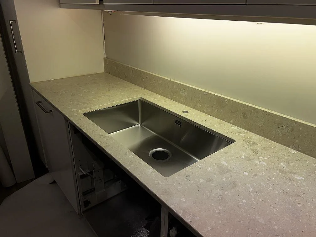 Köksbänkskiva i Terrazzo Perlato Royal, matt, med underlimmad rostfri diskho och stänkkant i Malmö.