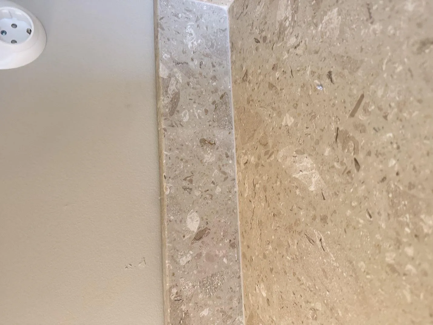 Närbild av stänkkant och bänkskiva i Terrazzo Perlato Royal, matt, med synlig terrazzo-struktur i Malmö.