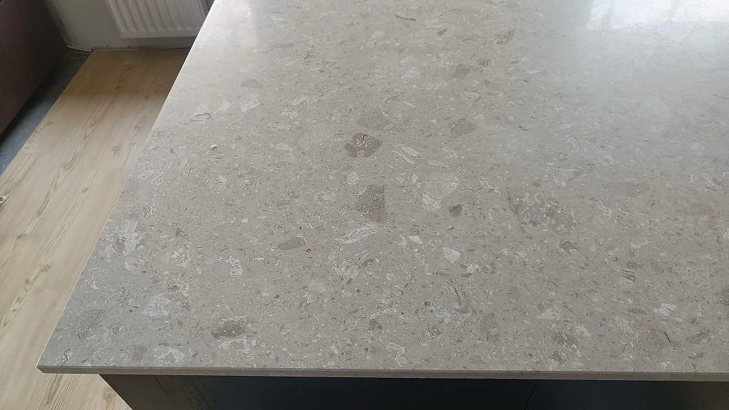 Ytdetalj av matt Terrazzo Perlato Royal på köksö med beige grund och varierade stenfragment i Skurup.