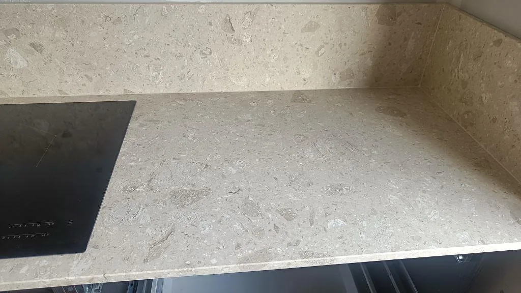 Matt Terrazzo Perlato Royal som köksbänkskiva med svart induktionshäll och uppvikt stänkskydd i Skurup.