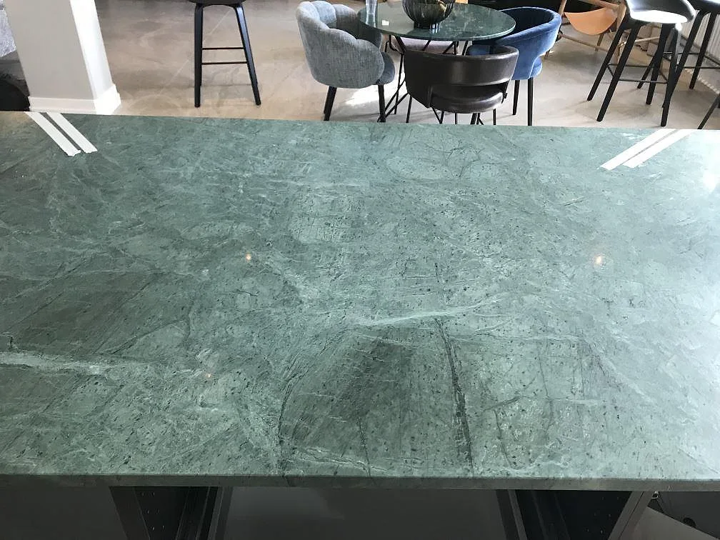 Köksbänkskiva i Verde Guatemala med flammig grön struktur, installerad i ett kök i Göteborg.
