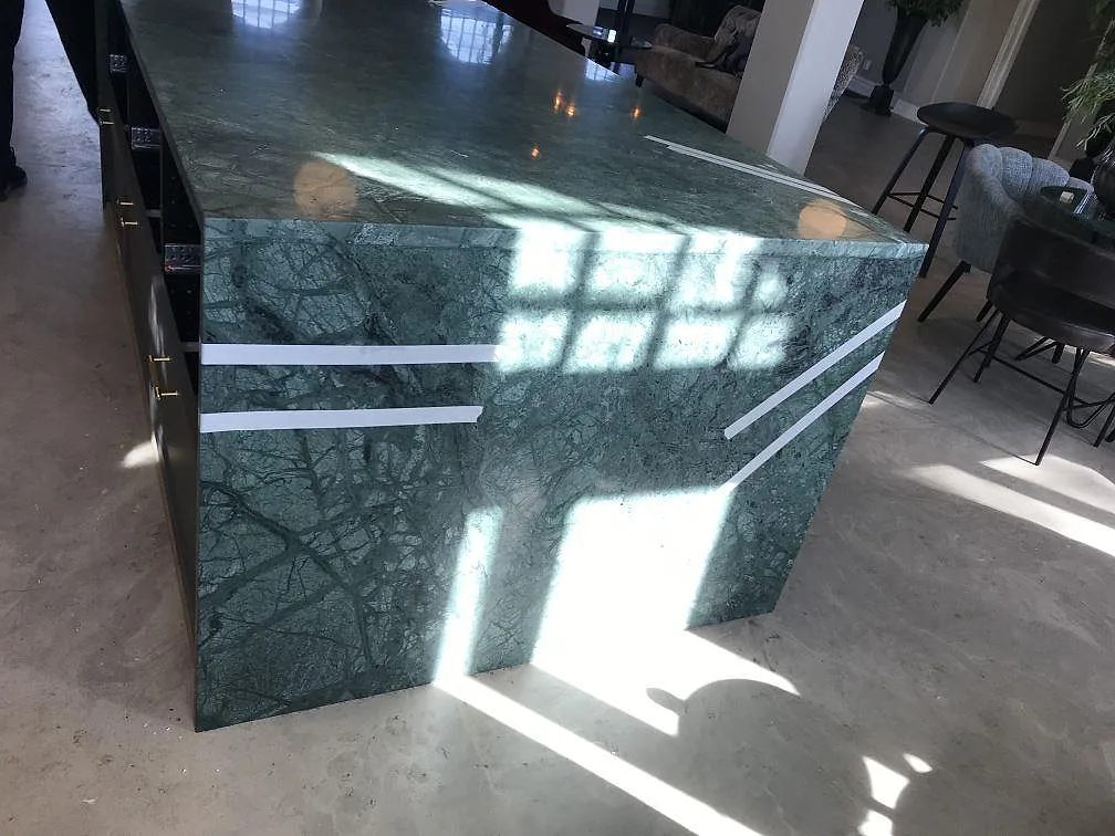 Polerad köksö i Verde Guatemala med blank yta och tydlig grön ådring i ett kök i Göteborg.
