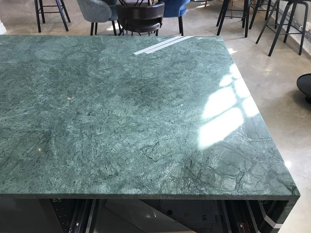 Polerad bänkskiva i grön Verde Guatemala marmor med spegelblank yta i ett kök i Göteborg.