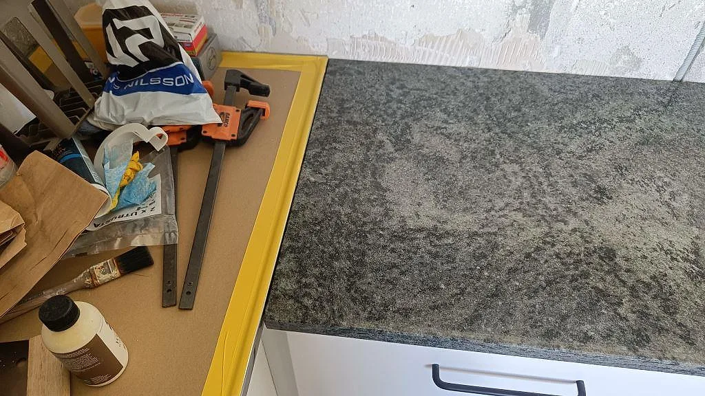 Ytbild av polerad Verde Savana granit med mörk grön-grå teckning på köksbänken i Landskrona.
