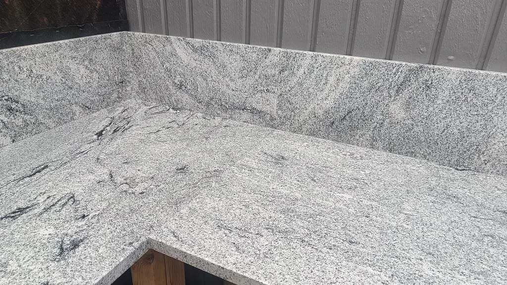 Hörn i ett utekök med polerad Viscont White granit, sammanfogad bänkskiva och stänkkant i Göteborg.