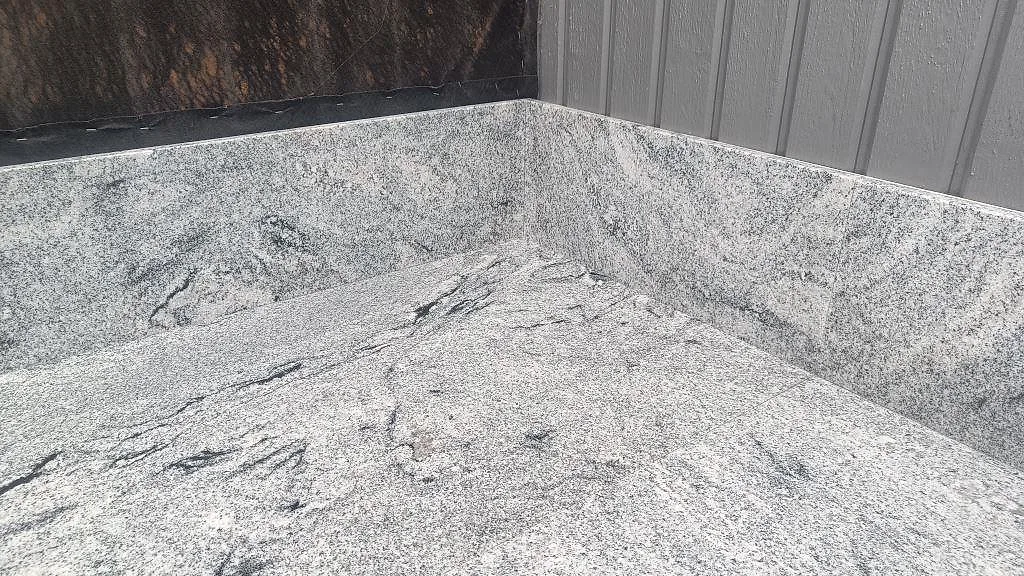 Detalj av hörnmonterad Viscont White granit med polerad yta och kraftig naturlig ådring i Göteborg.