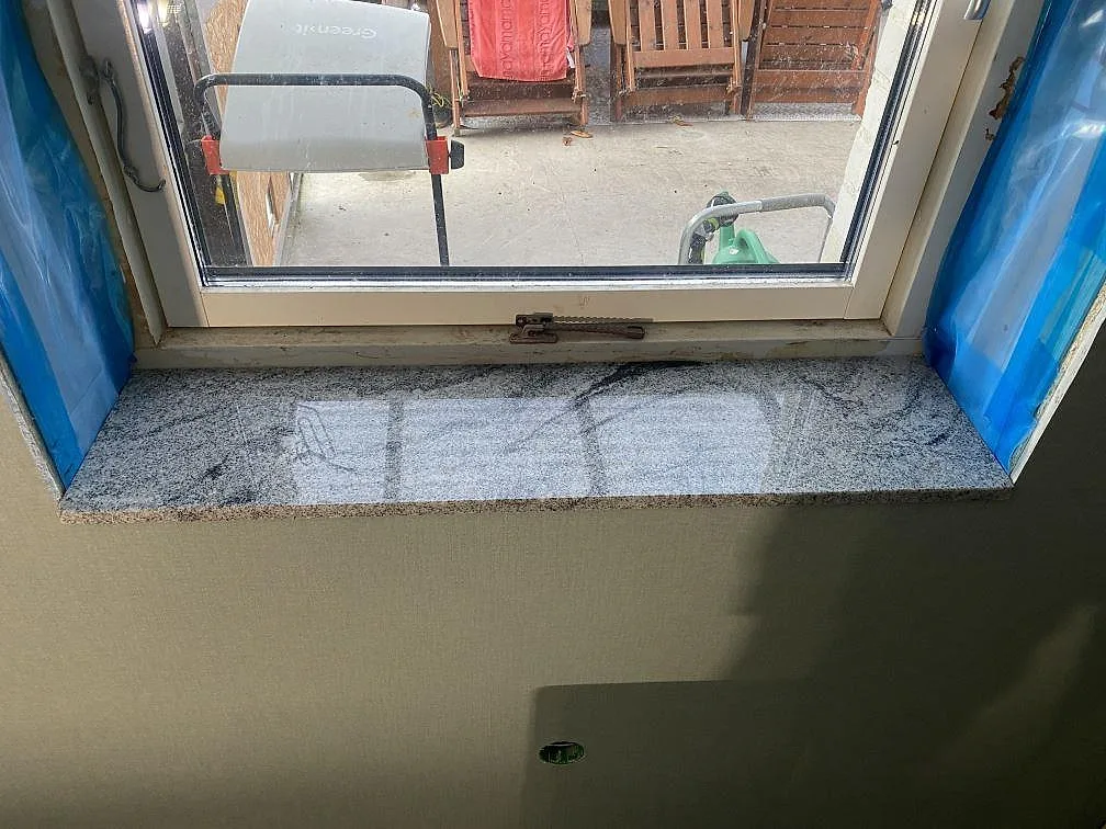 Fönsterbänk i Viscont White granit, polerad, monterad i en fönsternisch under renovering i Skurup.