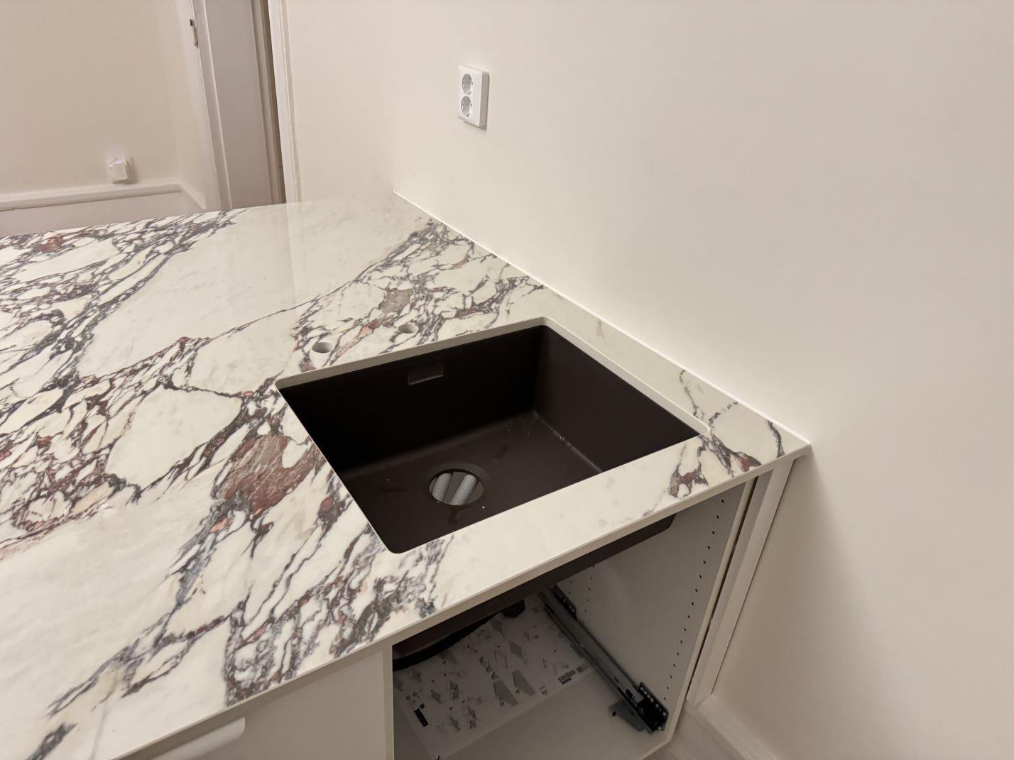 Nuovo Corso Arabescato Viola - Helsingborg - montering  2025-12-21