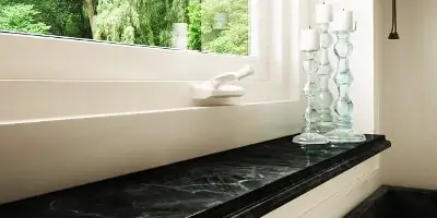 Fönsterbänk i svart natursten