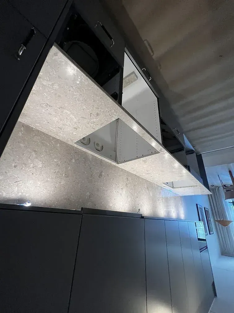 Köksö i Terrazzo Perlato Royal med fronthängande gavel och underlimmad diskho, matt marmorbaserad terrazzo, i ett kök i Malmö.