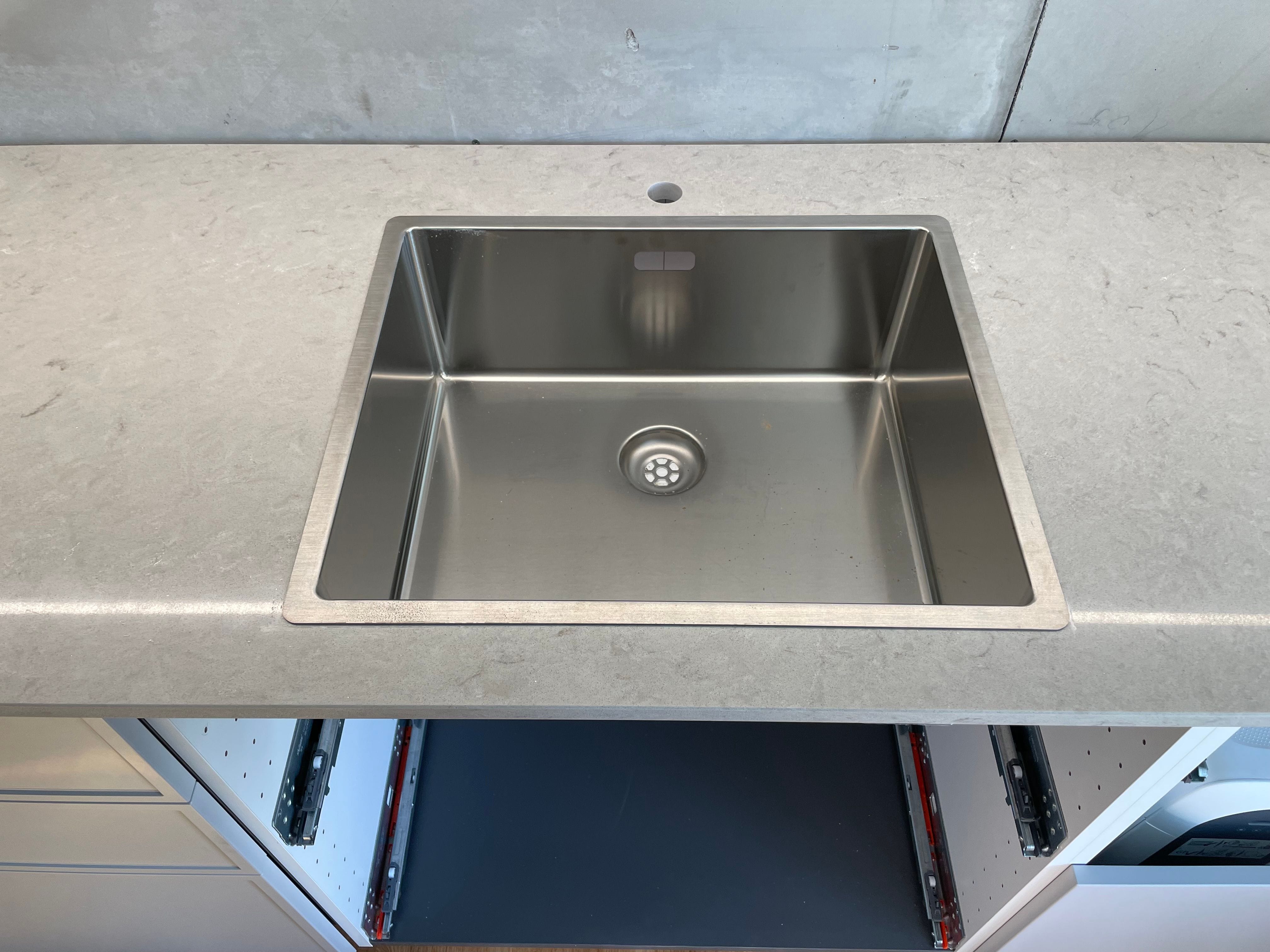 Köksbänkskiva i Stockholm – Caesarstone Bianco Drift